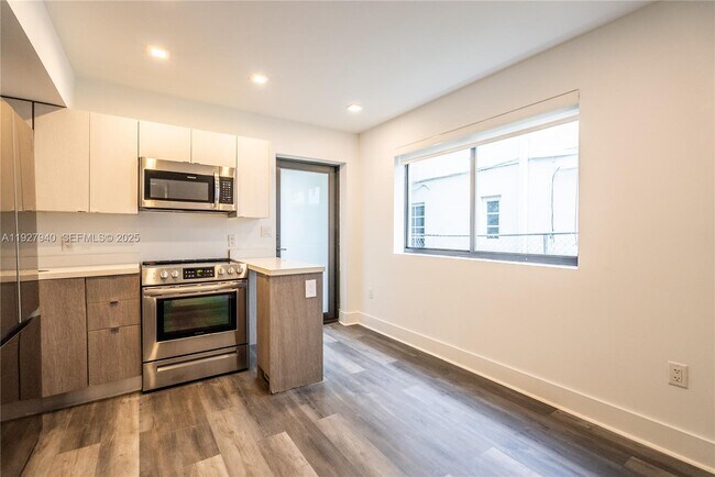 Foto del edificio - 1985 Bay Dr