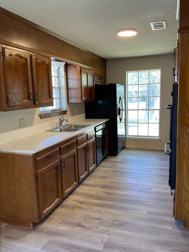 Foto del edificio - 4 Bedroom Home in Jefferson Terrace