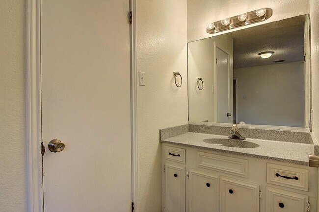 Building Photo - 2749 Allencrest Dr