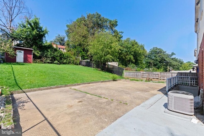 Foto del edificio - 4816 Woodlawn Dr