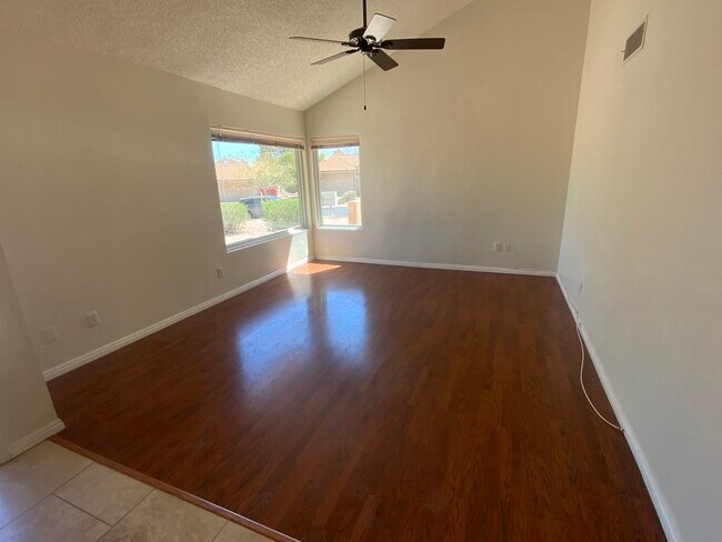 Foto del edificio - 330 E Lilac Dr