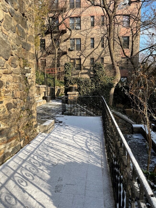Building Photo - 1 bedroom with Private Patio and Garden