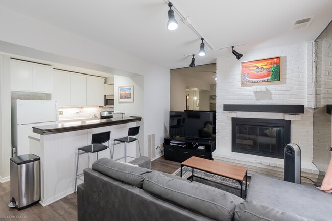 Building Photo - 455 W Grant Pl