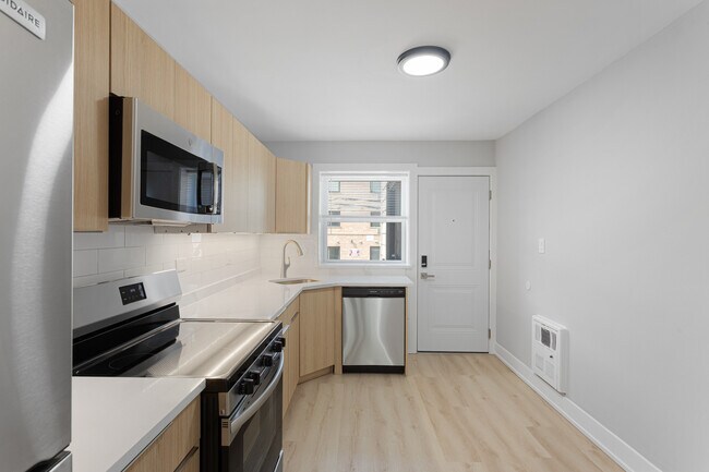 Foto del edificio - 7634 N Eastlake Terrace