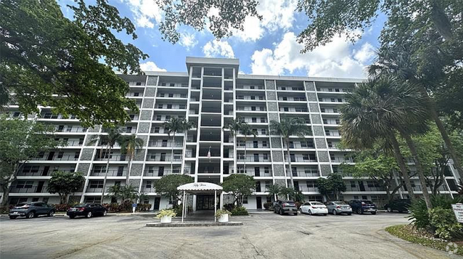 Building Photo - 2900 N Course Dr