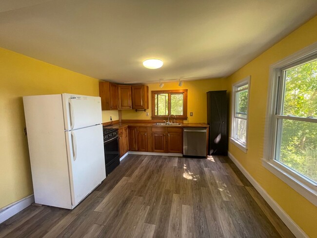 Building Photo - Your Lee Hideaway – Cozy 2BR + Office, Wal...