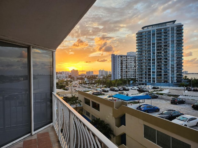 Building Photo - 7601 E Treasure Dr