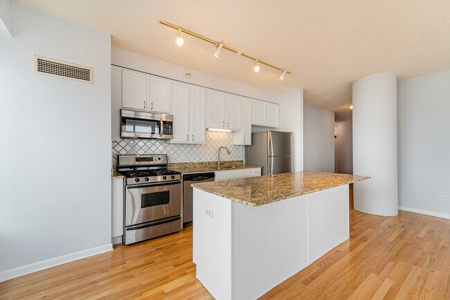 Building Photo - 1717 S Prairie Ave
