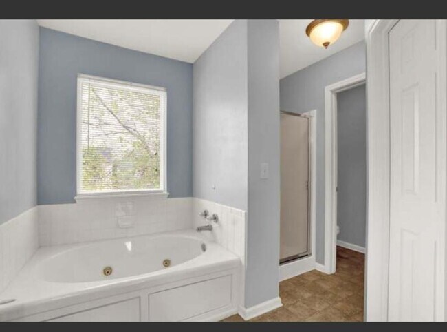 Foto del edificio - 7140 Harness Lakes Dr