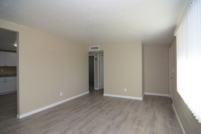 Foto del edificio - Remodeled 2 Bedroom 1 Bath Townhouse! Grea...