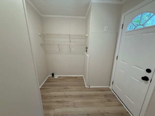 Building Photo - 901 Green Meadow Dr