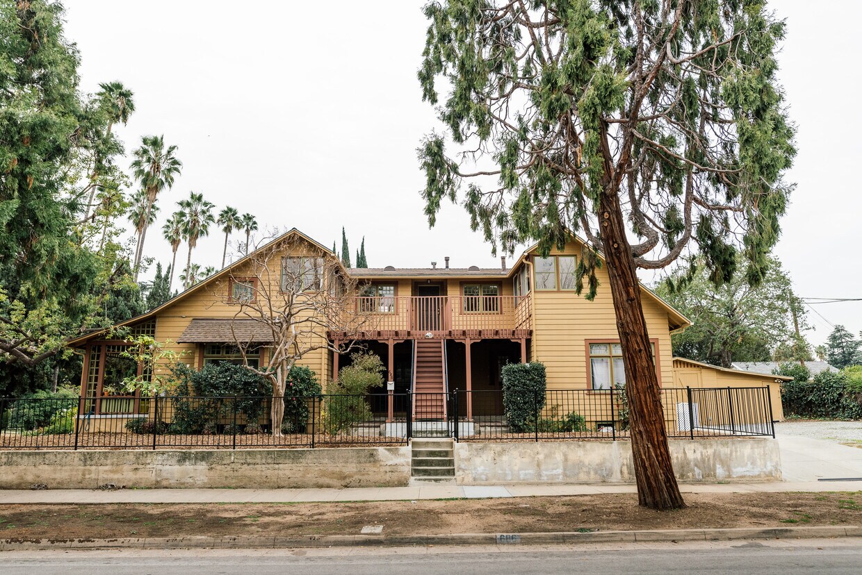 Exterior - 686 E Rio Grande St