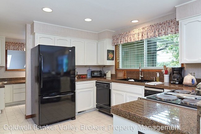 Building Photo - 6 br, 3.5 bath House - 5065 SW Nash Ave.