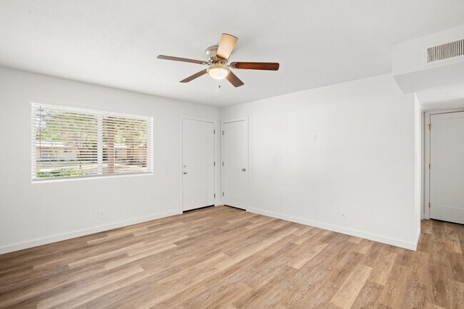 Foto del edificio - Beautiful 2 bedroom with private backyard