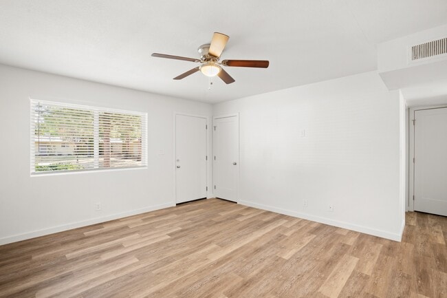 Building Photo - Beautiful 2 bedroom with private backyard