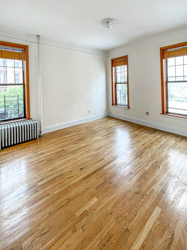 439 9th St - Living Room - 439 9th St