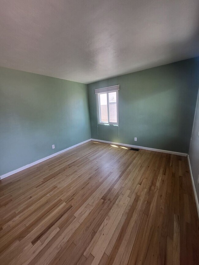 Foto del edificio - Cute Quiet  2 bedroom 1 Bath 1100/SF Home