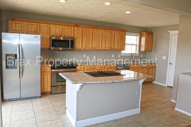 Building Photo - Spacious Open Floor Plan with Basement
