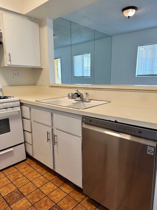 Foto del edificio - Spacious second floor condo located in the...