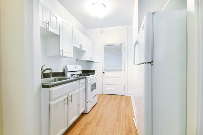 Building Photo - 1337 W Touhy Ave