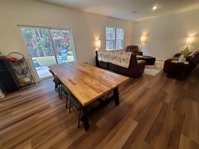 Building Photo - 2921 Salinger Wy