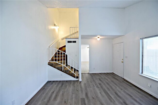 Building Photo - 9500 Quail Village Ln