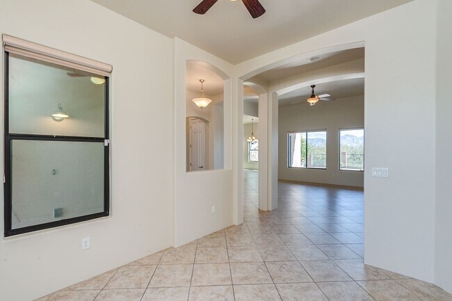 Foto del edificio - Rare find for this 4 bedroom/3 bath, exqui...