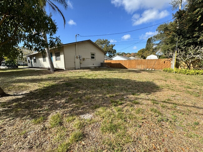 Building Photo - 2901 Bay View Dr