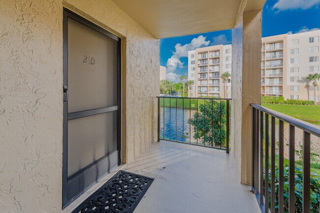 Building Photo - 2828 Tennis Club Dr