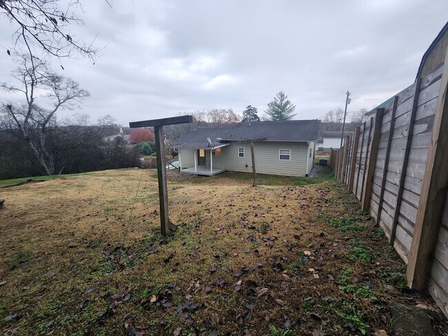 Building Photo - Friendsville 37737 - 3 bedroom 1 bath - call Tom Parry 865-607-3649
