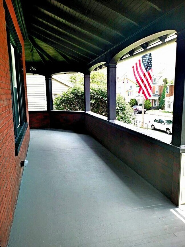 Foto del edificio - 361 E Chestnut St
