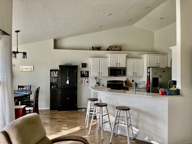 Kitchen - 4118 E Chesapeake Dr