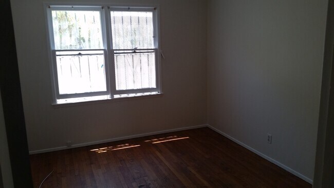 Dormitorio - 1321 E Appleton St