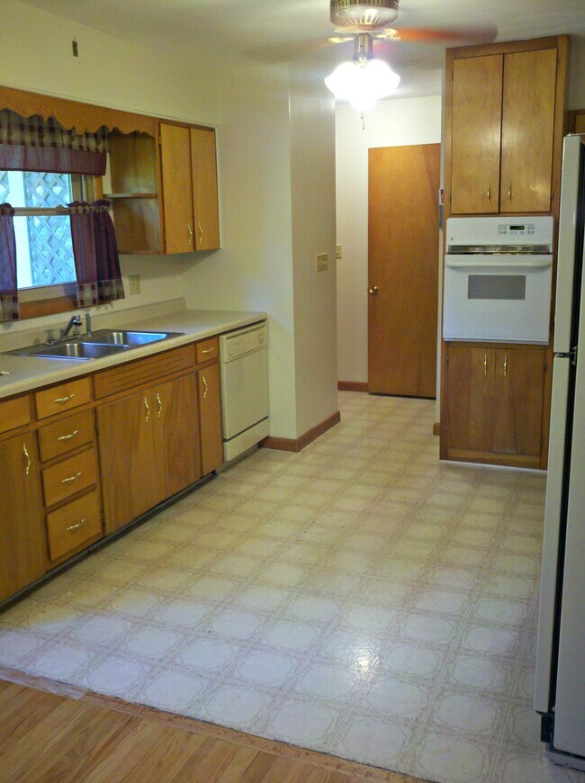 Kitchen - 533 Terrace Rd
