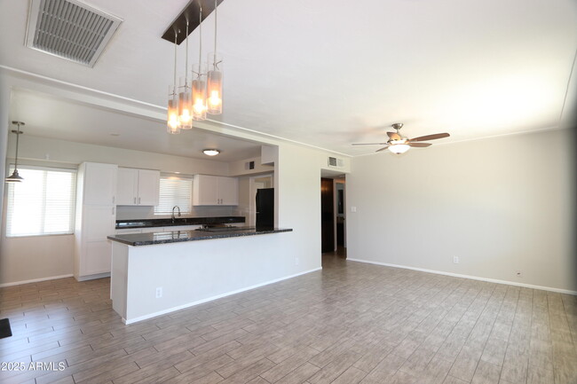 Building Photo - 6907 E Earll Dr