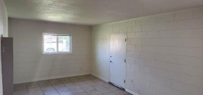 Building Photo - Remodeled 1 bed, 1 bath.
