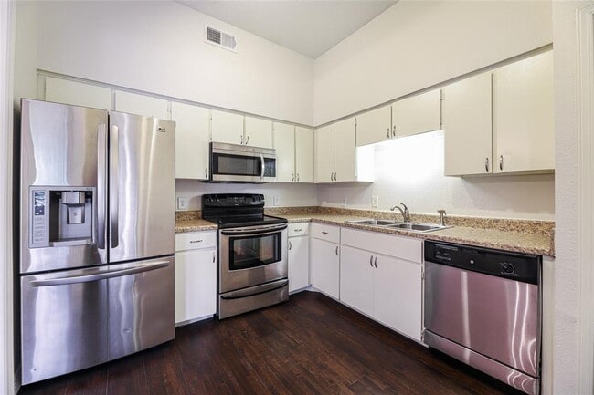 Building Photo - 10432 High Hollows Dr