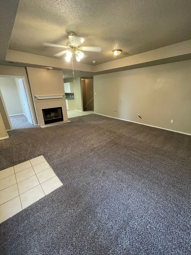 Building Photo - Duplex Located On Cul-De-Sac With A Basement!