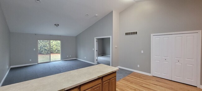 Foto del edificio - 3167 E 11 Mile Rd