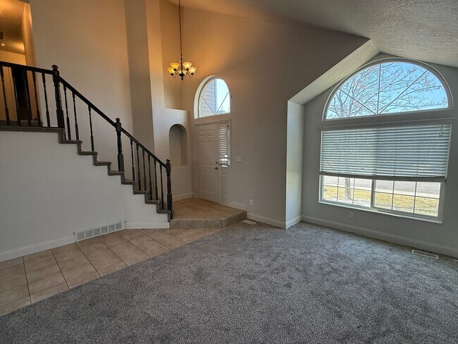 Foto del edificio - Beautiful home with 2 car garage, large back deck and central air