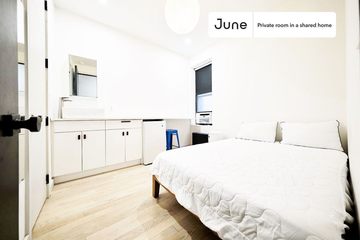 Foto principal - Room in Shared 3 bed/3 bath home