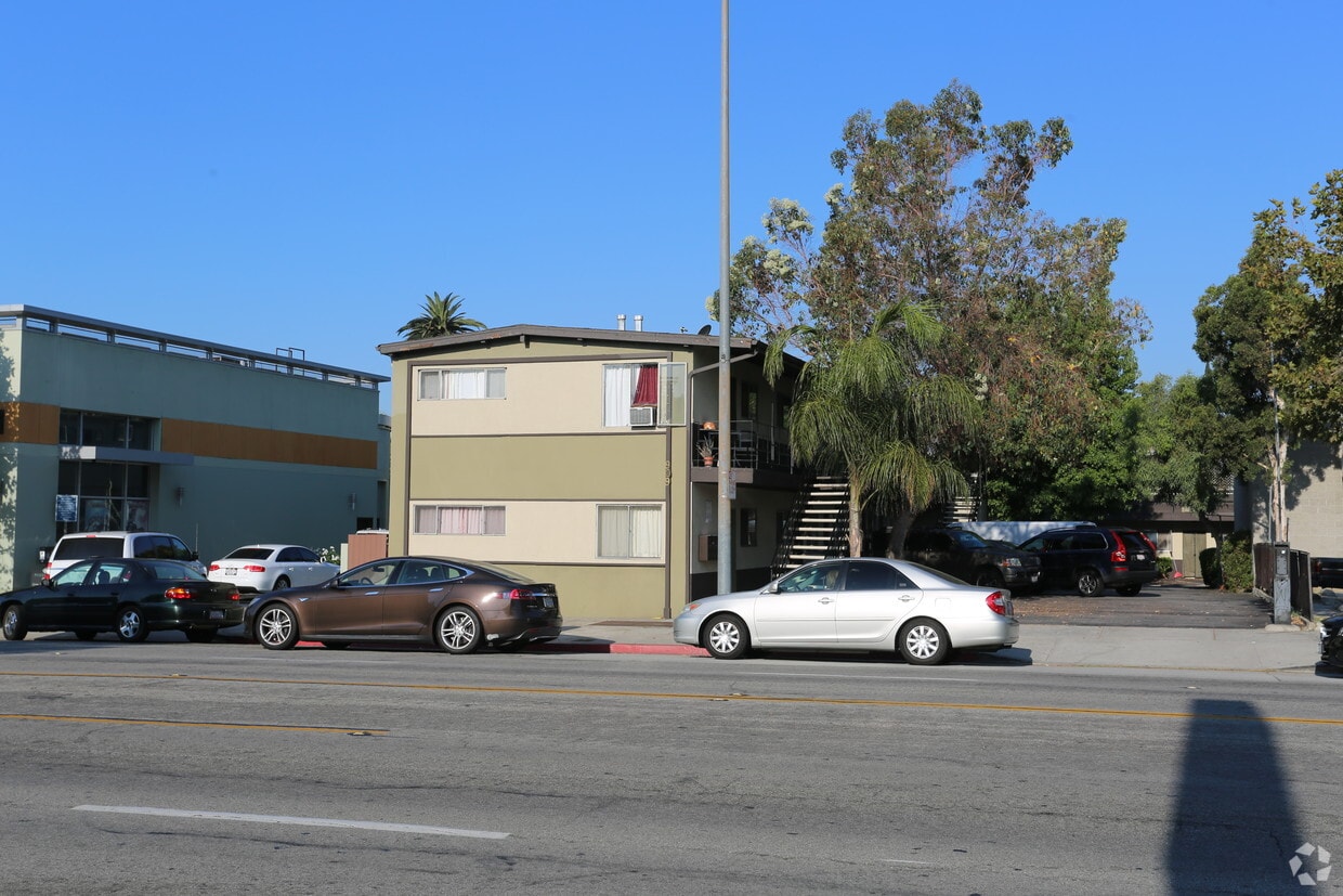 Building - 909 S Central Ave