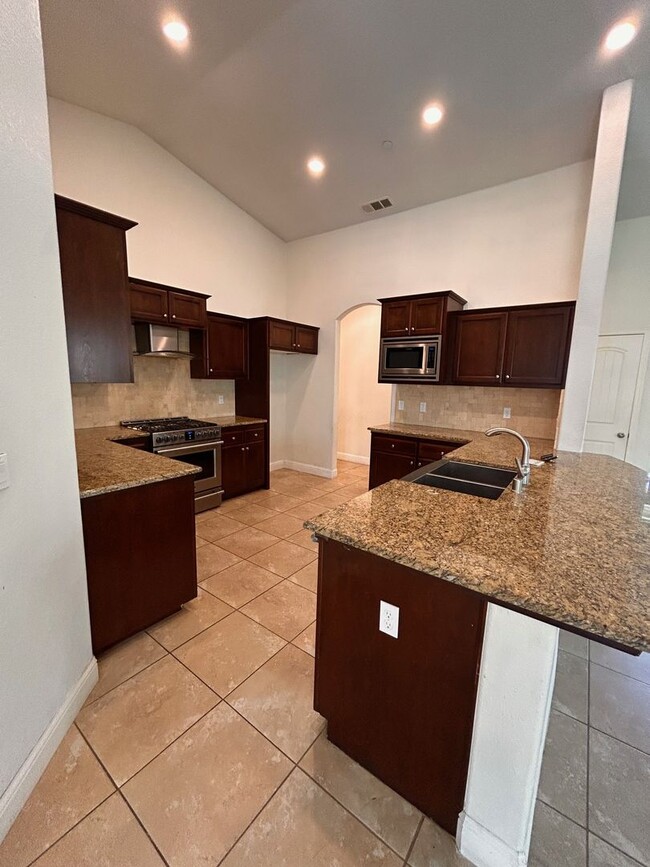 Building Photo - Beautiful home for rent in Visalia!