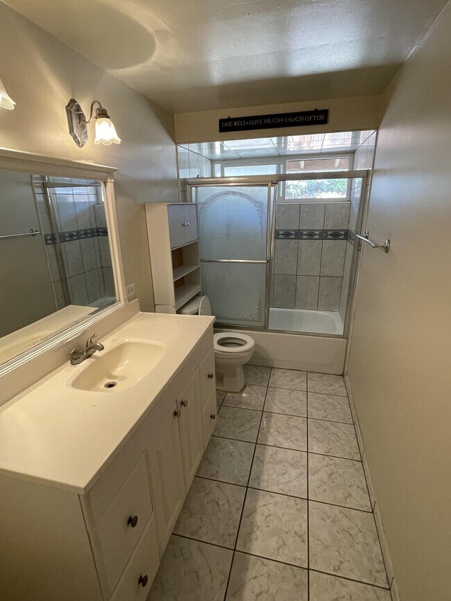 Building Photo - 6680 La Jolla Dr
