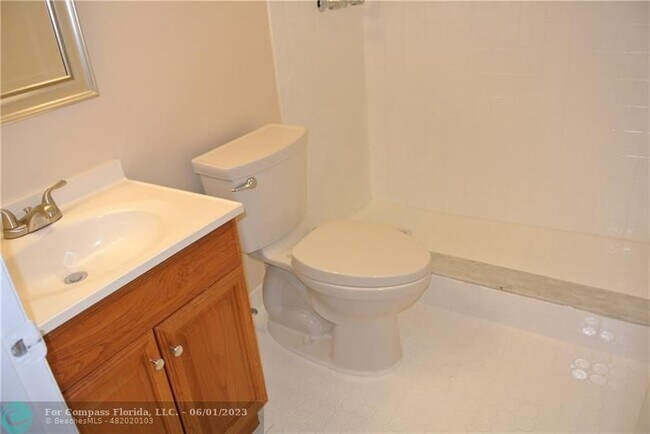 Foto del edificio - 8735 Ramblewood Dr