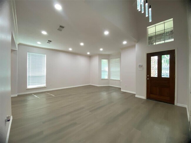 Building Photo - 15706 Springfield Dr
