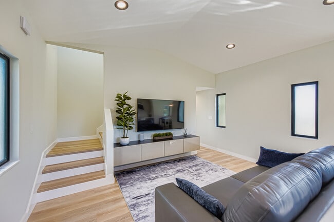 Building Photo - 1656 York Dr