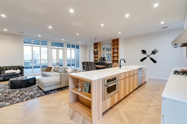 Foto del edificio - Fully Furnished-Posh Urban Penthouse in Midtown OKC- 1600 Sq. Ft. Rooftop Terrace with 360 degree...