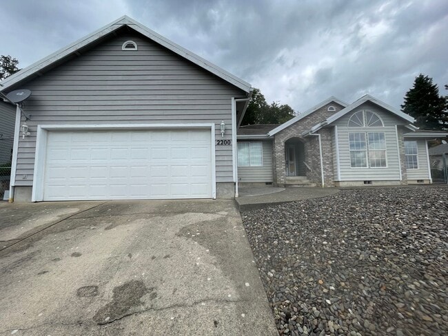 Building Photo - Available Now 3 bedroom 2 bath Hucrest home