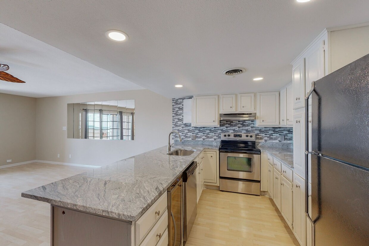 Primary Photo - Beautiful Condo Overlooking Lake Ray Hubba...